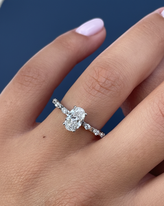 Bague de fiançailles en or blanc avec diamant ovale de 1 carat cultivé en laboratoire, pierres latérales de 0,18 carat, VVS2, certifiée IGI, vente en gros - Product Image 1