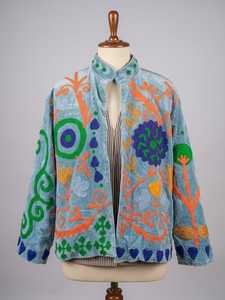 Chaqueta de terciopelo gris para mujer con bordado floral, abrigo étnico de invierno hecho a mano inspirado en Suzani, proveedores mayoristas de ropa para exportación - Product Image 5