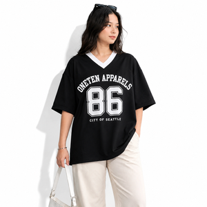 ONETEN APPARELS Camiseta Oversize con Cuello en V para Mujer, Estampado Negro, Corte Holgado, Algodón Jersey, Manga Corta, Ropa Casual de Primavera/Verano - Product Image 1