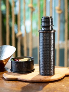 Bouteille d'eau en cuivre pur personnalisée de 1000 ml, polie brillante avec motif martelé, pour la salle de sport et les activités de plein air, faite à la main - Product Image 3