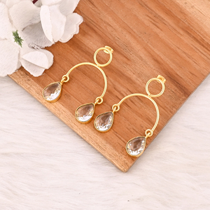 Boucles d'oreilles élégantes en quartz cristal plaqué or, bijoux en laiton faits à la main avec sertissage clos pour femme - Product Image 4