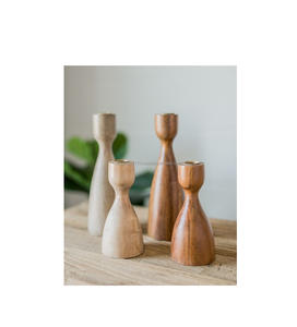 Portavelas de madera único, perfecto para regalar durante las celebraciones festivas, con un encantador detalle artesanal en madera. - Product Image 4