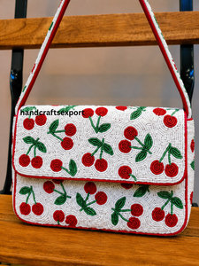 Sac à bandoulière de luxe fait main en perles de rocaille motif fraise, sac à main brodé tendance pour femme |   Écologique, léger, robuste et tendance - Product Image 6