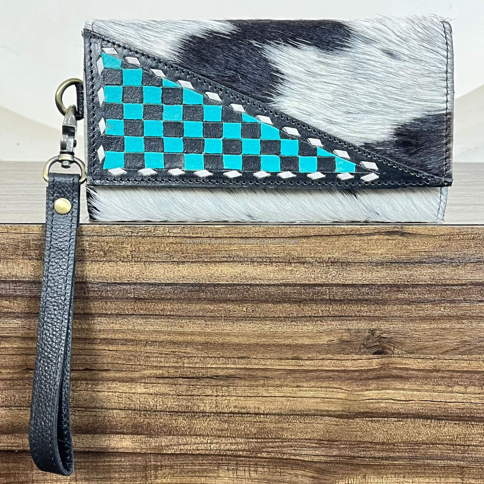 ลายตารางสีเทอร์ควอยซ์และดำ