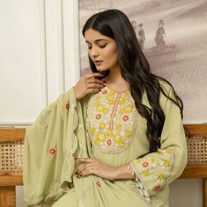 Traje Sharara Premium de Georgette con Bordado de Secuencia Codificada y Dupatta de Seda Georgette Floral para Fiestas - Product Image 5