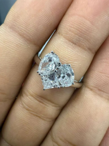 Anillo de compromiso de oro blanco con diamantes en forma de pera, ovalados y princesa, diseño Toi et Moi, único con tres piedras para mujer, anillo nupcial de lujo. - Product Image 3