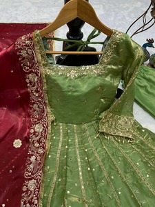 Robe Anarkali en soie de créateur pour femmes, avec broderies et sequins, disponible au prix export. - Product Image 1