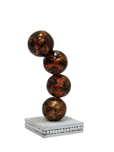Sculpture sphérique moderne en aluminium ton ambre abstrait - Statue d'orbite empilée artisanale sur socle perlé blanc vieilli - Product Image 2