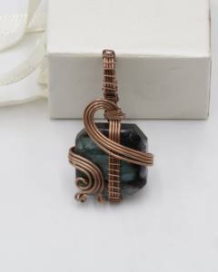 Colgante de Ametrina con Corte Baguette Envuelto en Alambre de Cobre |   Joyería Hecha a Mano con Piedra Preciosa de Ametrino Natural |   Colgante de Cristal Curativo de Talla Única - Product Image 1