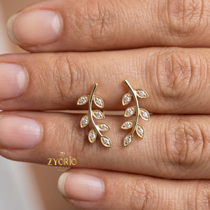 Pendientes de Oro de 14K con Flecha y Diamantes Cultivados en Laboratorio, Certificados por IGI, Micro Pavé Blanco D.E., de Zyorio Jewels Color E Joyería Fina de Lujo - Product Image 3