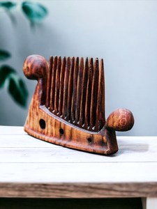 Peigne à barbe décoratif en bois fait main, sculpture rustique, pièce d'art pour la maison, pour collectionneurs, cadeau artistique - Product Image 5