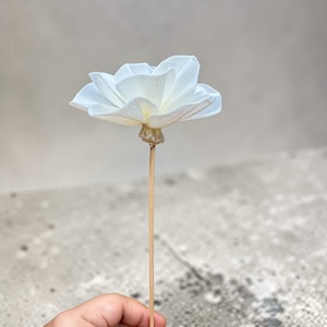 ดอกไม้ประดิษฐ์ทำมือจากไม้โซล่า กลิ่นดอกพุด ขนาด 8.5 ซม. ทำจากเส้นใยพืชเซสบานียา จากประเทศไทย - Product Image 2