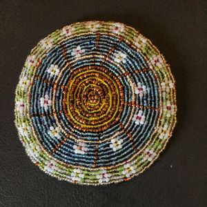 Posavasos Artesanales con Bordado Floral y Cuentas, Hechos a Mano, Forma Personalizada, Decorativos para Mesas de Comedor y Cafeterías - Product Image 1