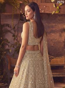 Lehenga Choli de mariée brodé en or avec dupatta en filet, tenue de mariage de luxe pour femmes - Product Image 5