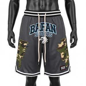 Shorts de basket-ball pour hommes, respirants, en polyester mesh, avec empiècements latéraux camouflage noir, logo personnalisé par sublimation. - Product Image 1