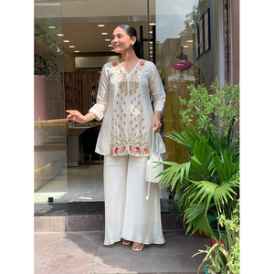 Proveedor Mundial de Ropa Pakistaní, Colección de Vestidos de Boda de Seda Premium con Bordados, Conjunto de Kurti y Pantalón - Product Image 1