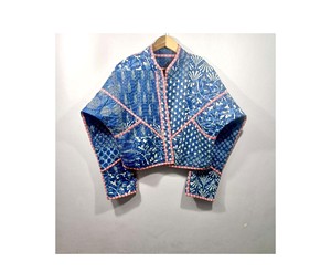 Chaqueta corta acolchada de invierno Kantha azul |   Abrigo Reversible de Algodón con Estampado Floral y Cierre de Botones de Cuerno - Product Image 1