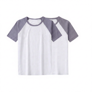 T-shirt à manches raglan pour homme, blanc avec bordure contrastée verte et rouge, col rond décontracté, jersey en coton, coupe classique, couleur unie - Product Image 5