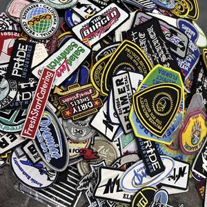 Chaqueta Varsity Premium para Deportes, Cuerpo de Lana, Mangas de Cuero Genuino, Logotipo Personalizado, Parches Bordados, Fabricación OEM - Product Image 6