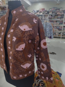 เสื้อแจ็คเก็ตกำมะหยี่ปักลายสีเบจสำหรับผู้หญิง เสื้อโค้ทฤดูหนาวทรงปกติ ทำมือจากผ้าฝ้ายทอลายโบโฮ ซับในผ้าลินินลายทาง - Product Image 3