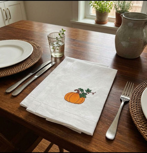 Serviettes d'invité en coton blanc personnalisées en gros, brodées motif citrouille, lavables en machine, avec ourlet festonné, pour la maison, l'hôtel et les fêtes - Product Image 4