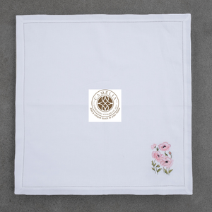 Lino natural suave con bordado de amapolas rosas, flores vibrantes que añaden un toque alegre y romántico a mesas y reuniones. - Product Image 3