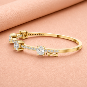 Brazalete Abierto de Lujo con Tres Diamantes para Mujer, Plata de 14K, Claridad VVS1-VVS2, Certificado IGI, Regalo de Joyería para Boda - Product Image 2