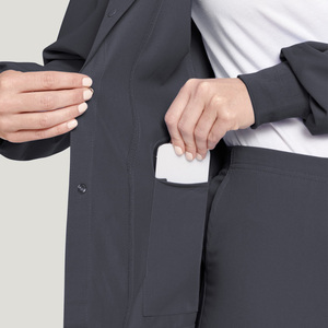 Blouses médicales pour femmes avec détection d'aiguilles, uniformes personnalisés pour le personnel hospitalier, tissu micro-extensible, fabricant Pakistan - Product Image 3
