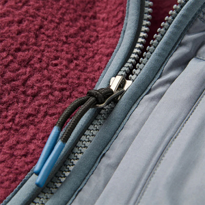 Veste d'hiver en laine sherpa à manches longues, couleur bordeaux, col montant demi-zip, logo frontal avec poche latérale zippée - Product Image 3