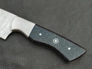 Couteau de chef ambidextre moderne fait main Edge Master Manufacture, en acier Damas, manche en corne noire, étui en cuir, compatible lave-vaisselle - Product Image 3