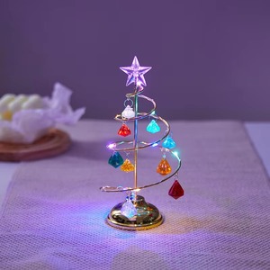 Glamoroso árbol de Navidad metálico con detalles de cristales, lujosas decoraciones interiores para las fiestas - Product Image 1