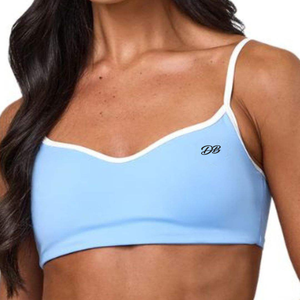 Sujetador deportivo azul claro para mujer con logo personalizado, ribete en contraste, tirantes finos, top corto para entrenamiento, conjunto de gimnasio con cuello en V, ropa deportiva al por mayor - Product Image 6