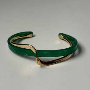 กำไลข้อมือเรซิ่นสีทองลายคลื่นแสงจันทร์ ดีไซน์ทันสมัย สีทองอร่าม เป็นมิตรต่อสิ่งแวดล้อม ขัดเงาอย่างประณีต เครื่องประดับแฟชั่นโดดเด่น ทนทานเหนือกาลเวลา - Product Image 3