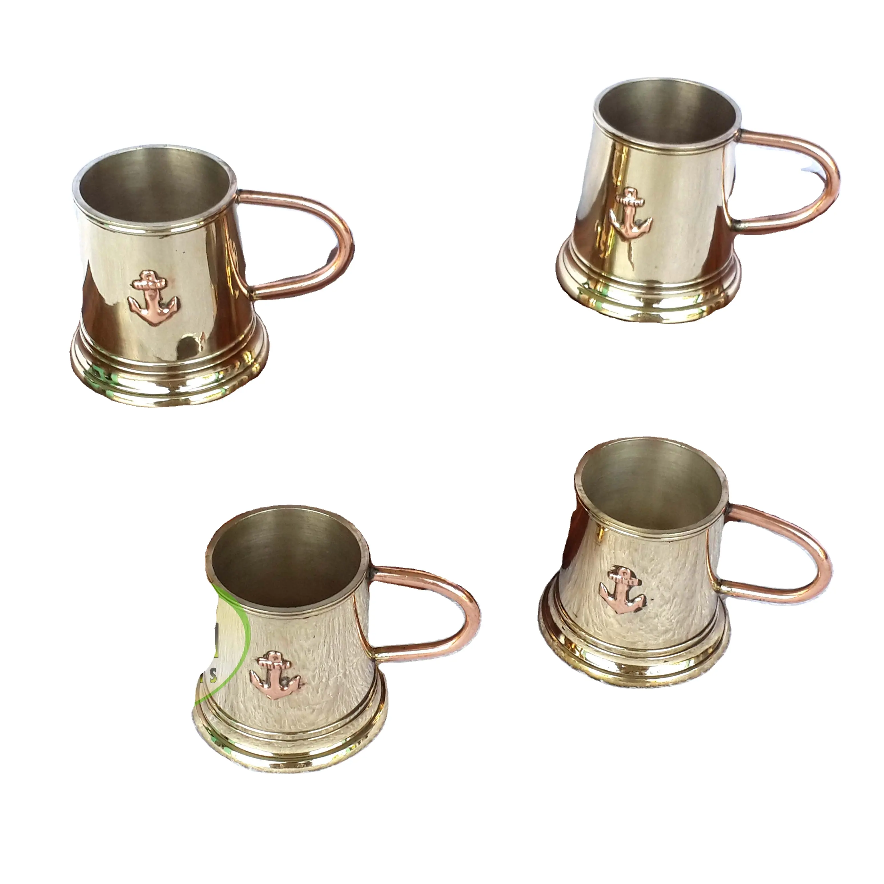 紅茶とコーヒー用のアンカー/真ちゅう製ショートグラスで飾られた木製の美しい箱が付いた4つの真ちゅう製ショートグラスのセット