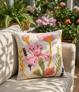 Funda de Cojín Decorativa con Diseño Floral de Prado, Hecha a Mano con Bordado Texturizado - Product Image 4