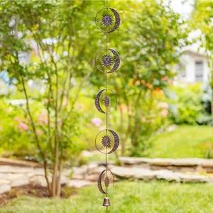 Cadena de lluvia metálica con forma de luna y estrella que agrega un tema celestial o cósmico a jardines y espacios exteriores, hecha a mano en India. - Product Image 3