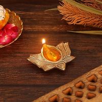 Lampe à huile Diya en laiton en forme de lotus, article traditionnel indien pour la Pooja, finition antique, artisanat métallique décoratif, fournisseur en gros
