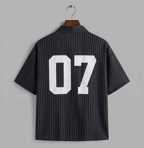 Chemise à manches courtes rayée noire pour garçons, respirante, avec boutons, impression personnalisée du numéro au dos, style streetwear décontracté, chemise tendance pour l'été - Product Image 1