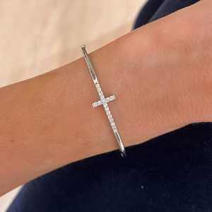 Brazalete Cruzado de Diamantes Personalizado, Minimalista, de Lujo para Uso Diario, Regalo Cristiano, Brazalete de Oro Sólido de 14K y 18K con Diamantes, Venta al por Mayor - Product Image 4