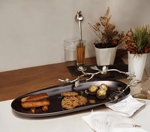Elegante Bandeja de Servir de Metal con Asa Decorativa de Rama para una Presentación de Mesa con Estilo y Entretenimiento de Lujo en el Hogar - Product Image 1