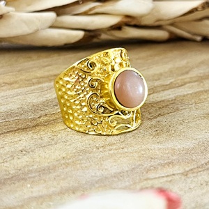 Dernier design Bague bohème en laiton plaqué or 18 carats pour femme, avec filigrane, pierre de lune pêche et motifs floraux tribaux, Bijoux vintage, Vente en gros/OEM - Product Image 4
