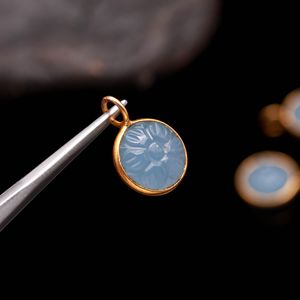 จี้หินแคลเซโดนีสีน้ำเงินธรรมชาติรูปดอกไม้แกะสลักด้วยมือ เงินแท้ 925 พร้อมหินแคลเซโดนีสีน้ำเงินสำหรับทำเครื่องประดับ - Product Image 6