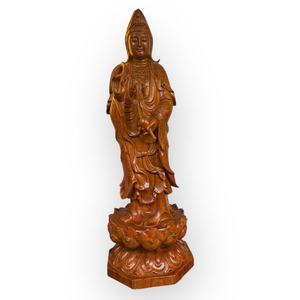 La statue debout de la déesse de la miséricorde, exquisamment sculptée, est en bois de Huong. - Product Image 1