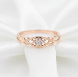 Anillo de compromiso y boda clásico de moissanita chapado en plata 925 con diseño de nudo ondulado entrelazado de siete piedras y engaste de púas - Product Image 1