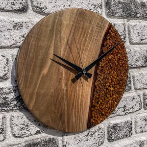 Horloge murale en bois de noyer et résine époxy en forme de grains de café - Product Image 4