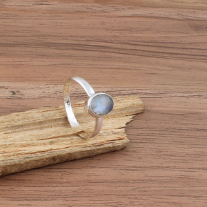 Bague de mariage classique en pierre de lune arc-en-ciel naturelle, argent sterling 925, délicate, pierre de naissance de février, bijou minimaliste en pierre précieuse - Product Image 1