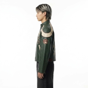 Chaqueta de Cuero Verde Estilo Bomber con Diseños de Parches Bordados, Cuello Alto, Cierre de Cremallera, Estilo Moto, Ropa de Otoño, Proveedor al por Mayor - Product Image 4
