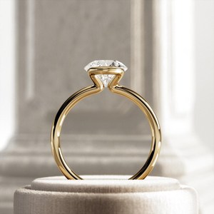 Bague de fiançailles et de mariage en or jaune avec diamant solitaire de laboratoire de 2 carats, taille coussin, pureté VVS2, sertissage à griffes, certifiée IGI - Product Image 4