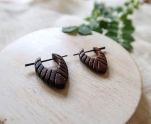Boucles d'oreilles en forme de feuille en bois avec crochets noirs, design grain de bois naturel, composants de bijoux pour la création et les accessoires - Product Image 4