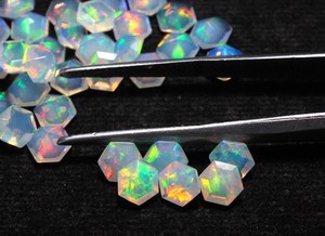 Opale blanche naturelle d'Éthiopie, taille hexagonale, pierre précieuse non montée de 8 mm, facettée, transparente et colorée avec jeu de couleurs pour la joaillerie - Product Image 2